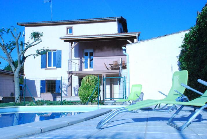 Gîte pour 9 personnes, avec terrasse ainsi que jardin et piscine