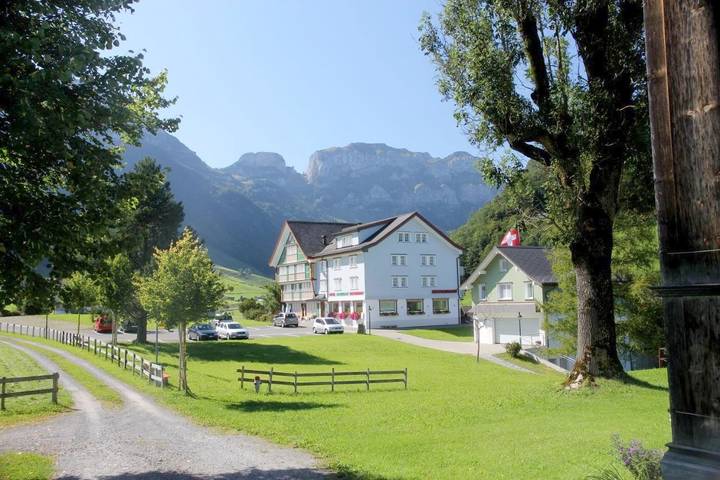 Hotel, mit Balkon und Terrasse sowie Garten und Ausblick in Schwende