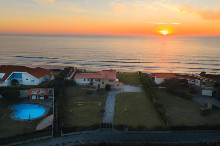 Villa para 10 pessoas, com jardim e vista para o lago e ainda vista, com animais de estimação no Parque Natural do Litoral Norte