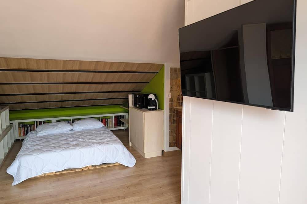 Entire apartment, Studio with shared pool near the beach and Creixell town center. in Creixell, Costa Dorada