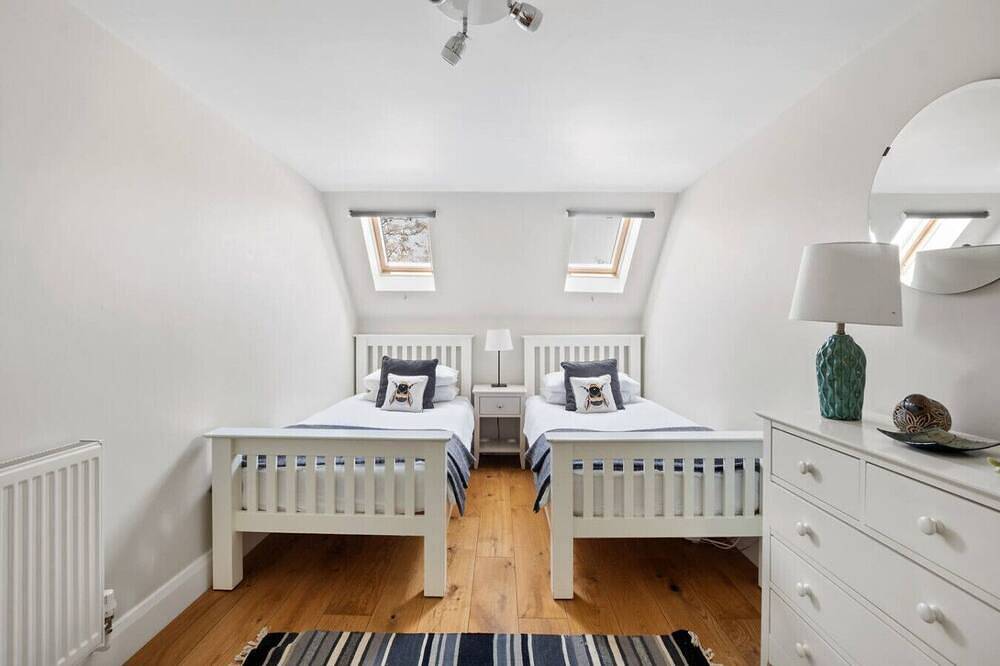 Entire apartment, Modern 2 bedroom flat in heart of village with parking & kitchen in Brockenhurst, Hampshire
