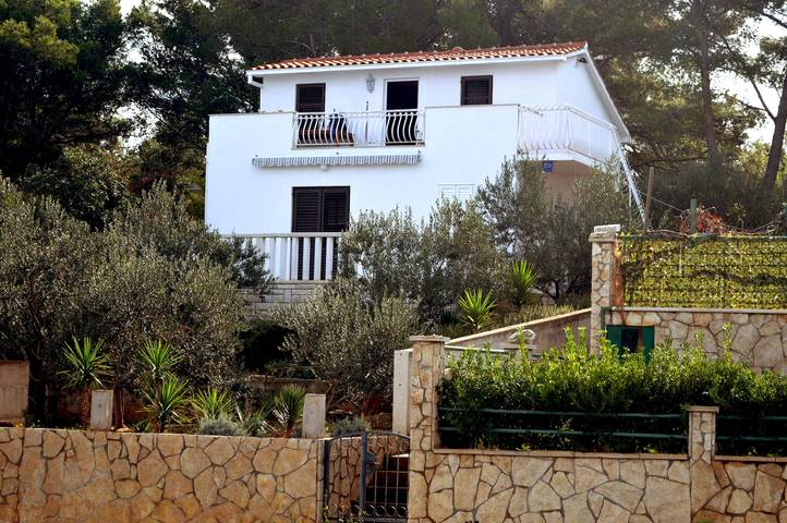 Ganze Wohnung, 2-Zimmer-Ferienwohnung am Strand Rogac, Solta A-16223-a in Šolta (Split-Dalmatien), Rogac