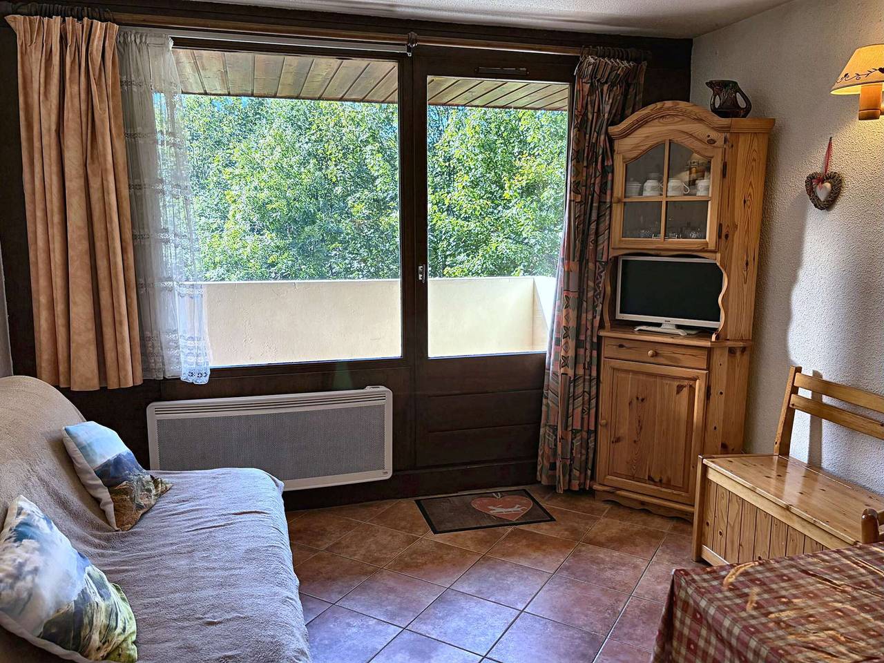 Ganzes Studio, Studio zentral, 4 Pers., 850m zu Liften, Shops, Kino, Balkon, Skiraum, Tiere erlaubt in Les Carroz, Arâches-la-Frasse