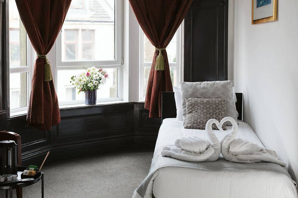 Oakshaw Guesthouse - Cozy Single Room in a Central Location. R10 in Paisley, Renfrewshire