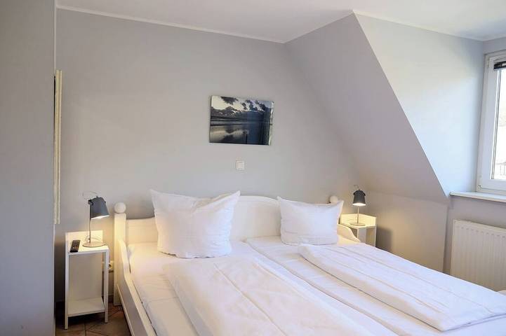 Ganze Wohnung, Ruhige Dachgeschosswohnung in Westerland mit Gartennutzung und E-Bike-Anschluss in Westerland, Sylt (Gemeinde)