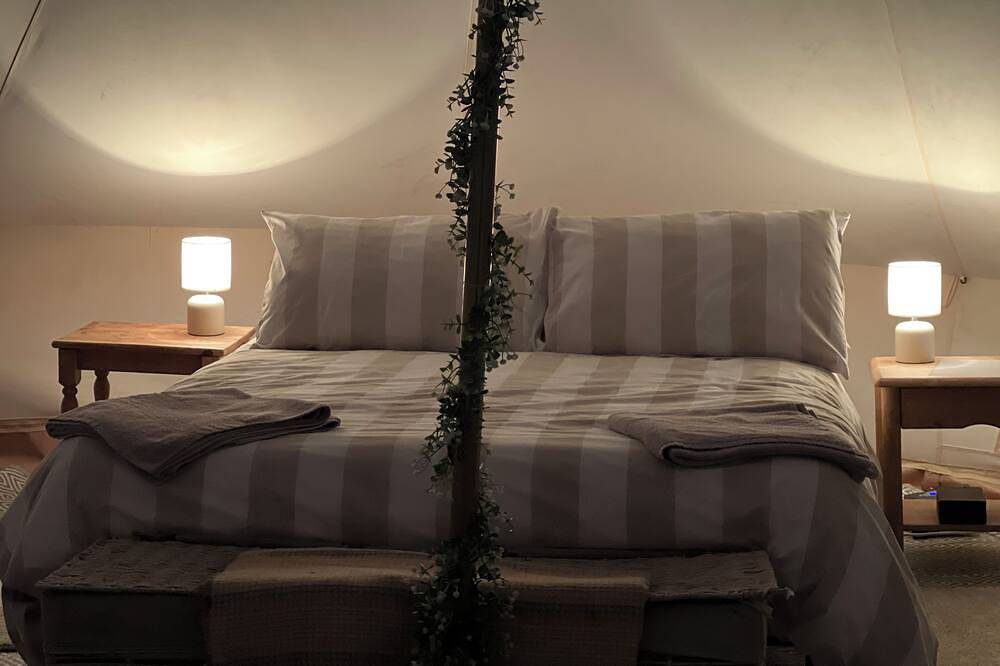 Luxury, cosy bell tent with gorgeous view in Northamptonshire