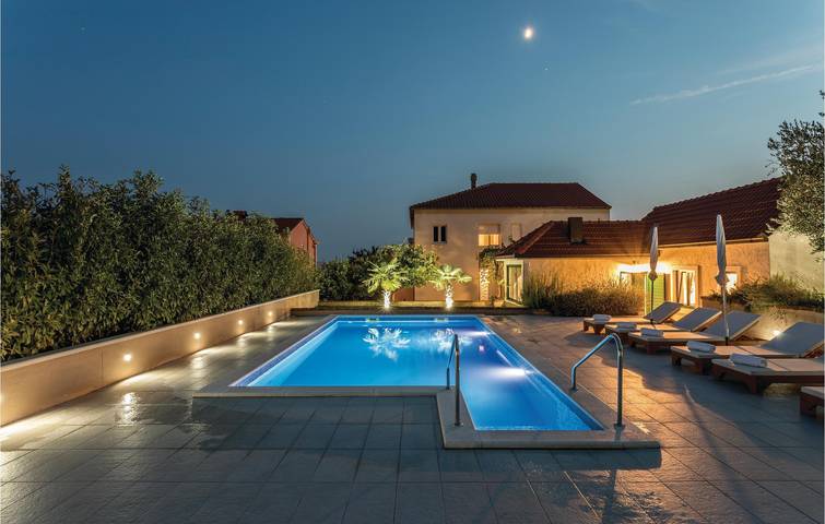 Appartement moderne de 2 chambres avec piscine près de la plage de Strobec in Split-Dalmatie