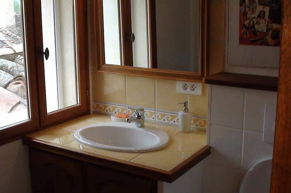 Entire apartment, Air-conditioned country cottage with wifi and shaded terrace facing the Luberon in Roussillon, Parc naturel régional du Luberon