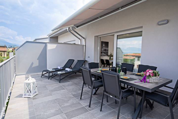 Apartamento entero, Regarda - Casa Erika con grande terrazza, piscina, wifi in Lazise, Montañas Garda