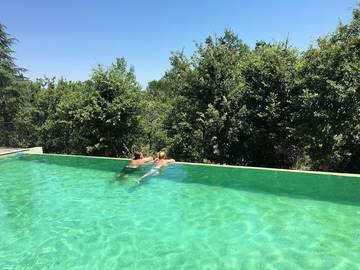 Chambre d’hôte pour 2 personnes, avec jacuzzi et piscine ainsi que terrasse et jardin, animaux acceptés à Saint-Maximin-la-Sainte-Baume