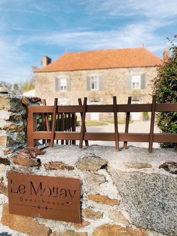 Chambre d’hôte pour 2 personnes, avec Terrasse et Jardin ainsi que Piscine et Vue à Frossay