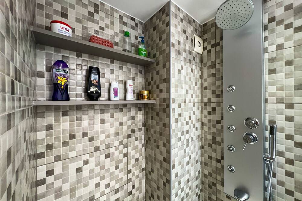 Ganze Wohnung, Apt 2 pax on the Santa Susanna promenade. Community pool and garden, free wifi and air conditioning in the living room. Excellent location, 3 min from the beach, shops, bars and restaurants. Lively area! Vivalidays Lora. in Santa Susanna, Costa del Maresme