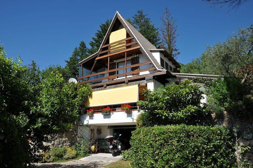 Entzückendes Ferienhaus mit Pool, Wifi, Grill, Holzofen, Nahen Stränden und Cinque Terre in Sarzana, Naturpark Montemarcello-Magra-Vara
