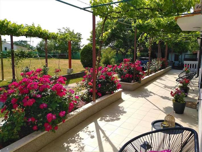 Location de vacances pour 3 personnes, avec jardin ainsi que jacuzzi et piscine à Loborika