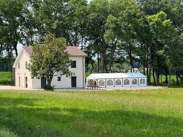 Location de vacances pour 15 personnes, avec vue et terrasse à Ousse (Pyrénées-Atlantiques)
