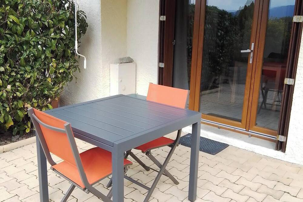 Entire apartment, Feel like a lake? Le Lauzon, beautiful T2 with terrace, parking, close to the lake. in Savines-le-Lac, Écrins National Park