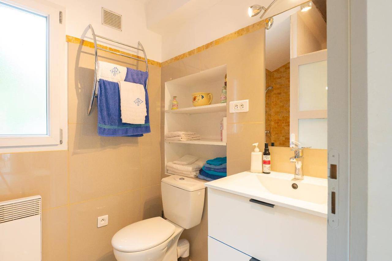 Appartement entier, Studio de charme Le Rose, 20m2, dans propriété au calme avec piscine by Le mas de Louise et Sacha in Solliès-Toucas, Côte méditerranéenne (France)