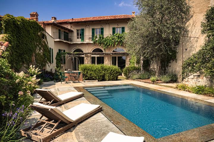 Villa per 11 persone, con idromassaggio e sauna nonché giardino in Langhe