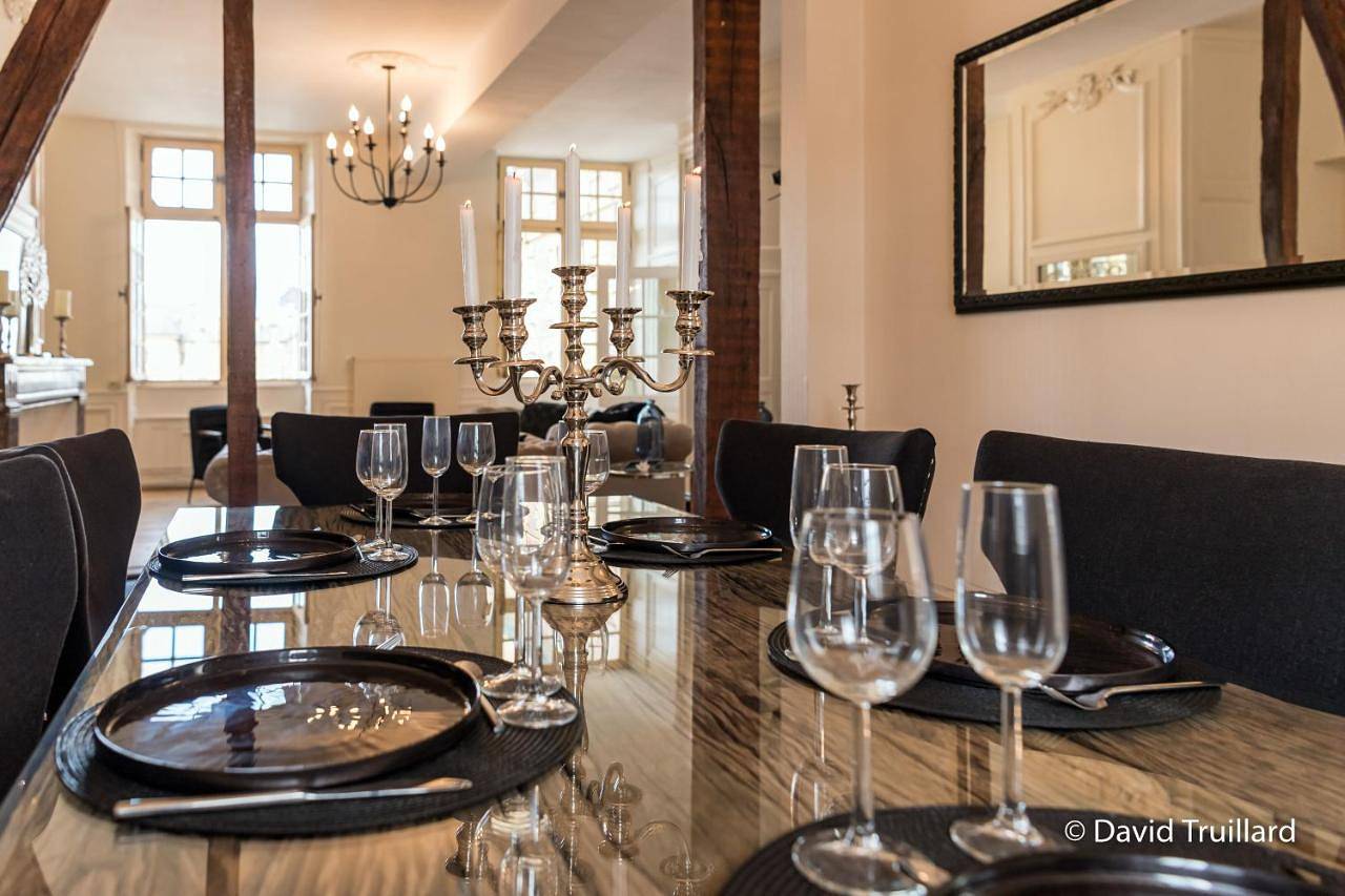 Appartement entier, Suites Mana - Matahina avec Vue Superbe sur la Place Ducale et Parking privé inclus in Charleville-Mézières, Ardennes