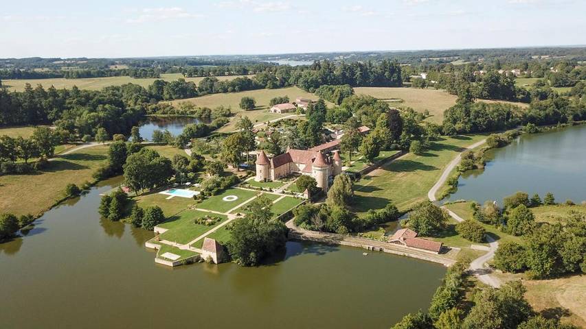 Hôtel pour 2 personnes, avec sauna ainsi que piscine et jardin, animaux acceptés à Massignac