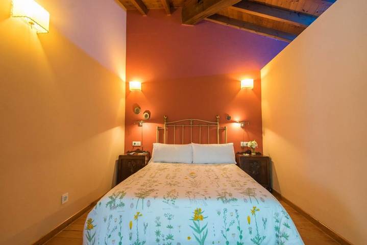 Hotel para 6 personas, con jacuzzi además de jardín y terraza en Outes - 2