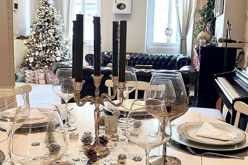 Entire apartment, Large Luxury Apartment with Jacuzzi, Terrace and Parking in Hyper Centre! in Bordeaux, Bordeaux region