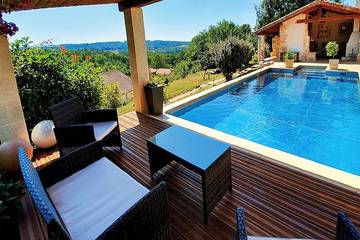Location de vacances pour 3 personnes, avec jardin ainsi que terrasse et piscine à Saint-Jean-de-Côle