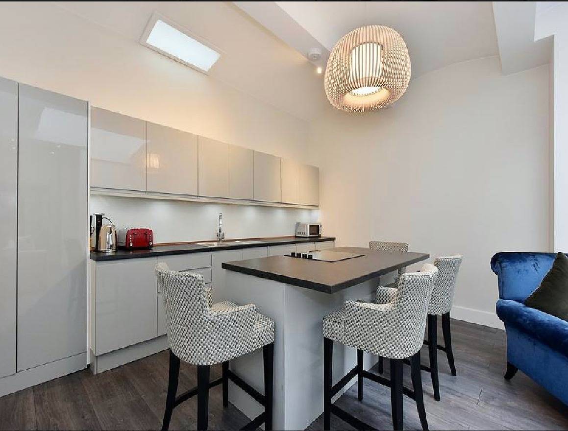 Entire holiday apartment, 3-Bed South Kensington Flat with Outdoor Terrace in Kensington and Chelsea, London