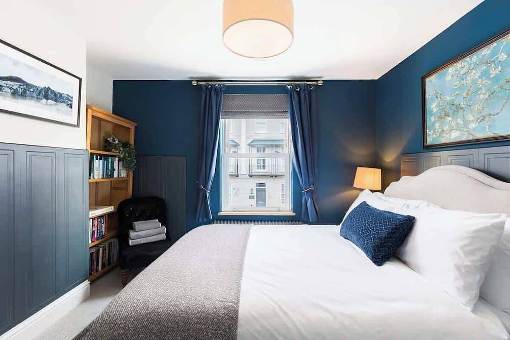 Well Located, Cheltenham 4 Bed Townhouse & Parking in Cheltenham, Gloucestershire