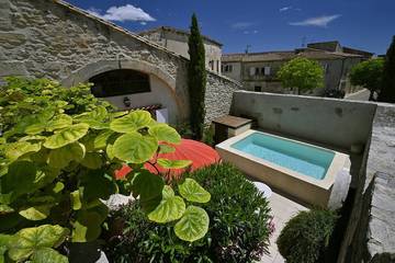 Gîte pour 8 personnes, avec terrasse et jardin à Aujargues