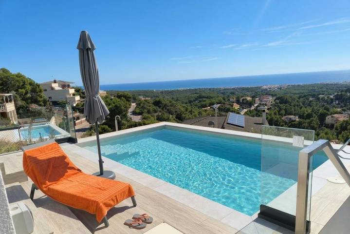 Casa rural para 10 personas, con jardín además de piscina y vistas en Cunit