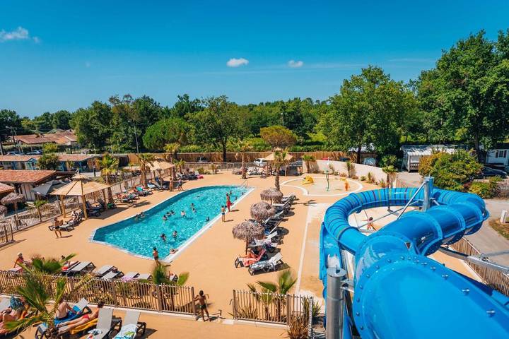 Camping für 4 Personen, mit Terrasse und Garten sowie Pool in Hourtin
