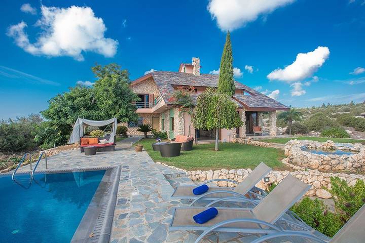 Location de vacances pour 10 personnes, avec piscine et vue sur l’océan ainsi que balcon et jardin à Chypre - 2