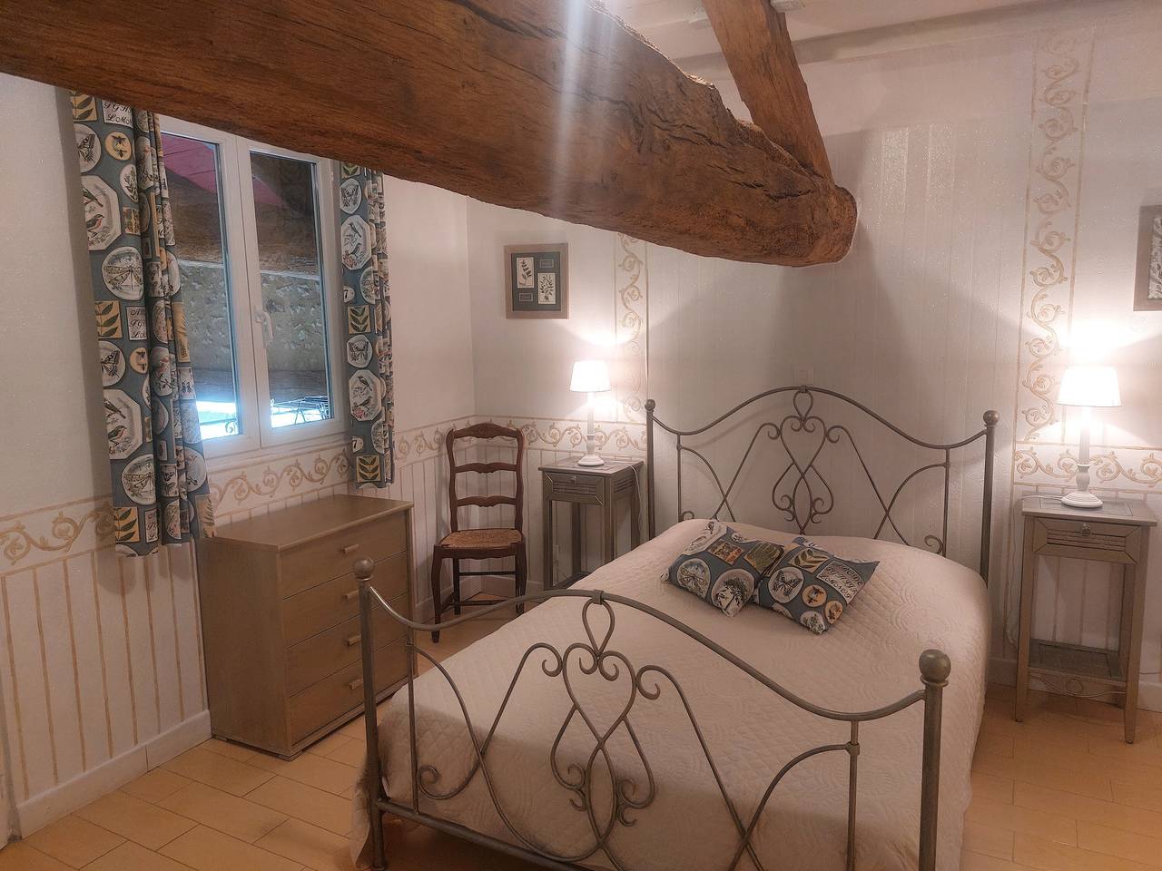 Guest Rooms 'Le Pré Fleuri 1' with Shared Pool, Shared Terrace and Wi-Fi in Saint-Sulpice-de-Roumagnac, Périgord Vert