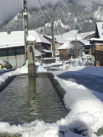 Gîte pour 2 personnes, avec vue ainsi que piscine et terrasse à Vacheresse
