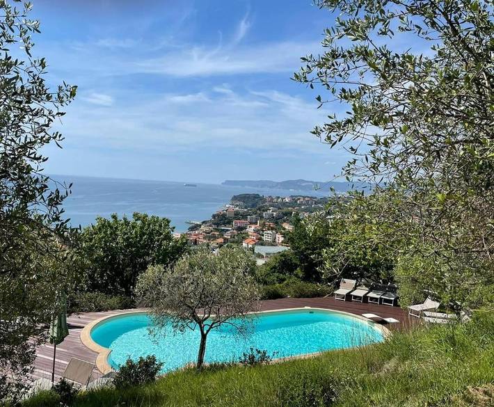 Landhaus für 3 Personen, mit Terrasse und Garten sowie Pool und Ausblick in Celle Ligure
