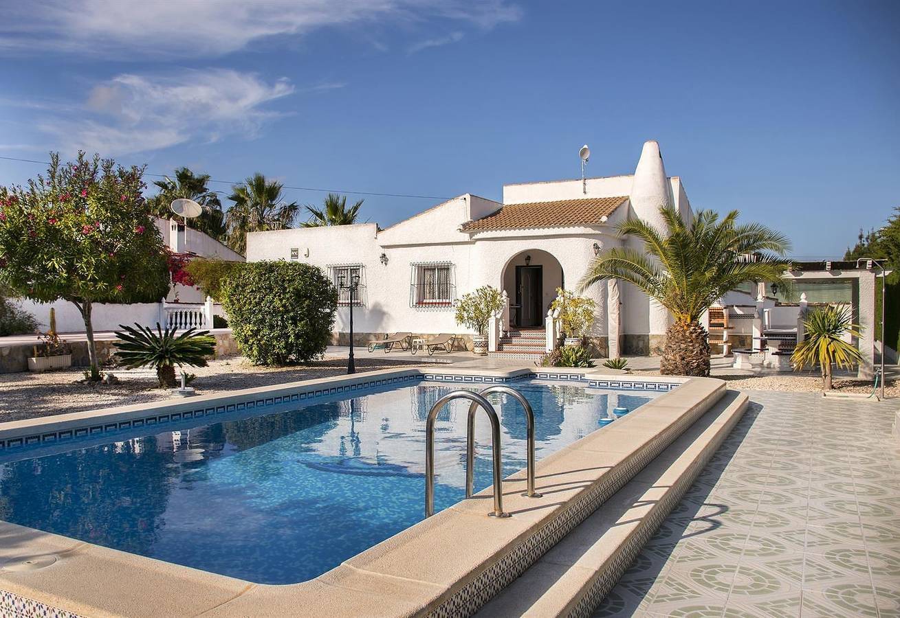 Villa La Casa Del Sol con piscina, jardín y Wi-Fi in El Chaparral, Torrevieja
