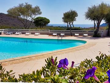 Gîte pour 4 personnes, avec piscine ainsi que terrasse et jardin en Corse-du-Sud