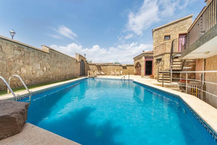 Casa rural para 6 personas, con jardín y jacuzzi en Plans d'El Sió