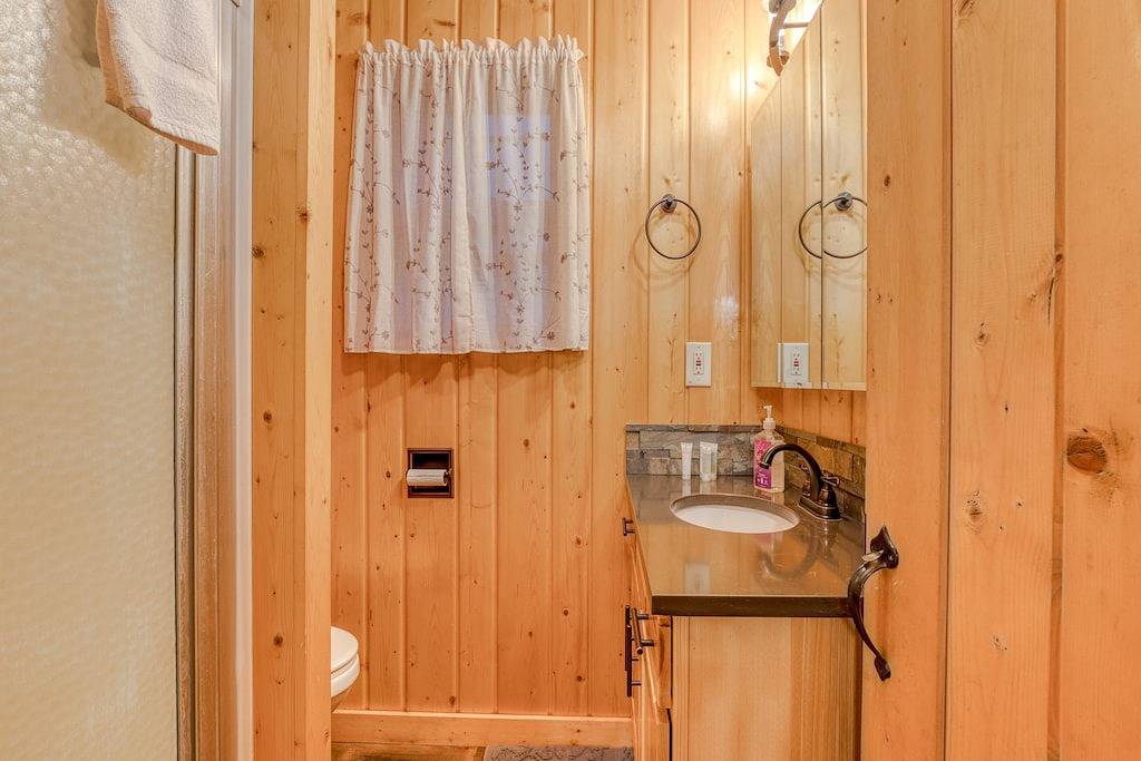 Charming, riverfront cabin with fireplace - dog-friendly in Welches, Mount Hood