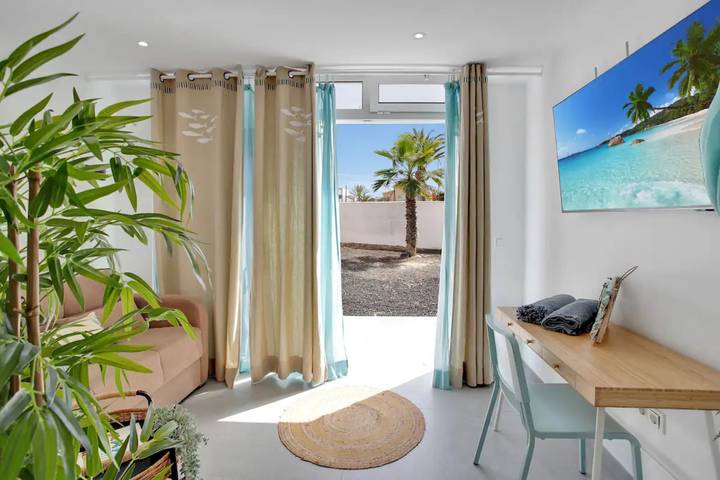Entire studio, Vacation Studio '4ever1' with Wi-Fi and Air Conditioning in Corralejo, La Oliva
