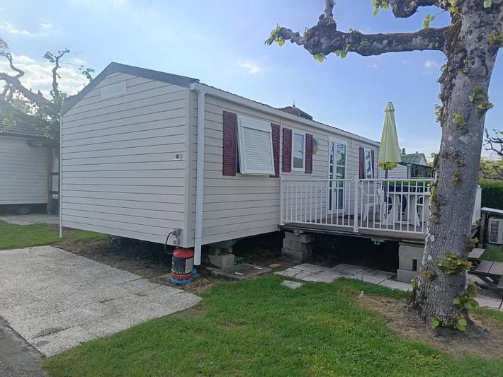 Location de vacances pour 5 personnes, avec vue ainsi que terrasse et piscine, animaux acceptés à Novalaise - 2
