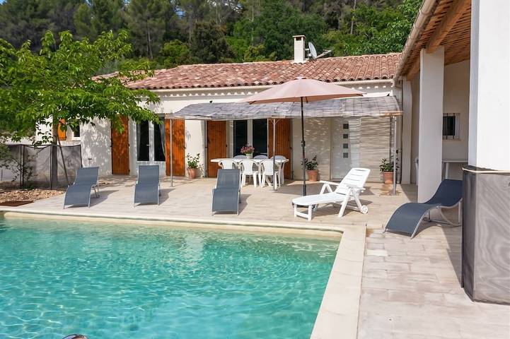 Location de vacances pour 8 personnes, avec Balcon/Terrasse ainsi que Terrasse et Jardin à Le Beaucet