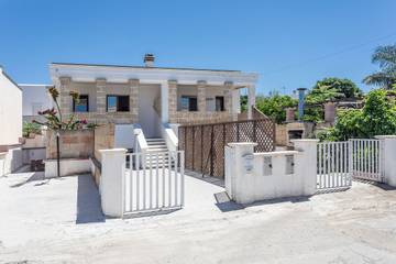 Location de vacances pour 11 personnes, avec terrasse et jardin, animaux acceptés à Taviano