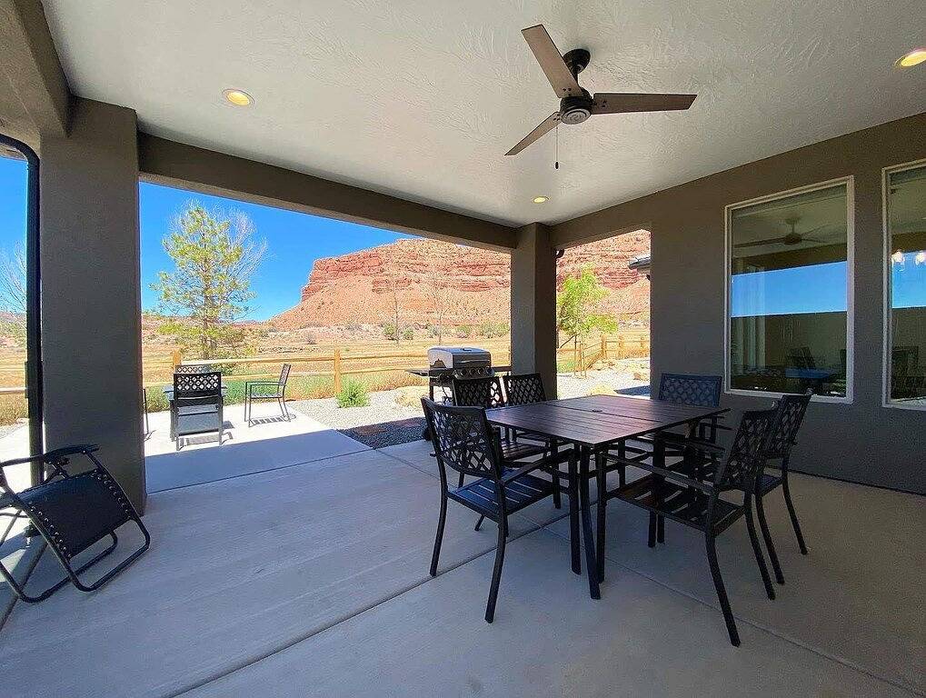 Home in Kanab w/private Hot Tub. Near Zion & Bryce in Kanab, Grand Staircase Escalante National Monument