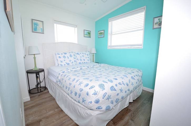 Vacation rental for 4 people, with pool and balcony as well as hot tub, with pets in Cudjoe Key