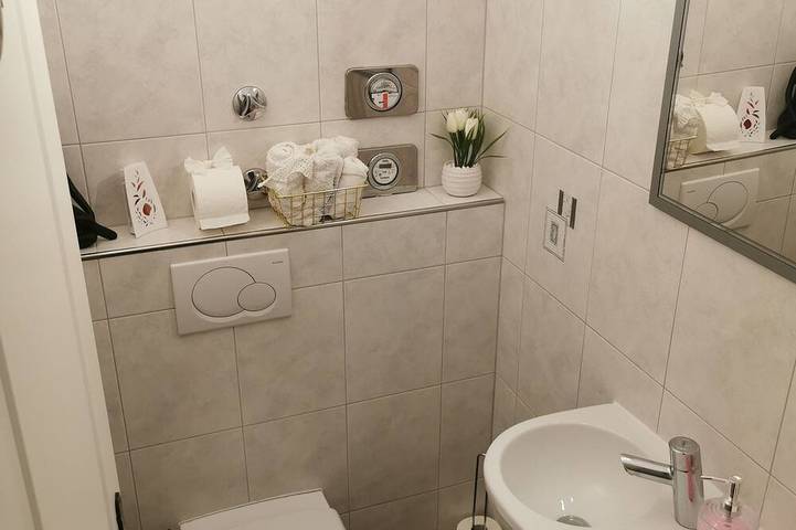 Ferienwohnung für 6 Personen, mit Balkon und Garten in Bergpark Wilhelmshöhe - 4