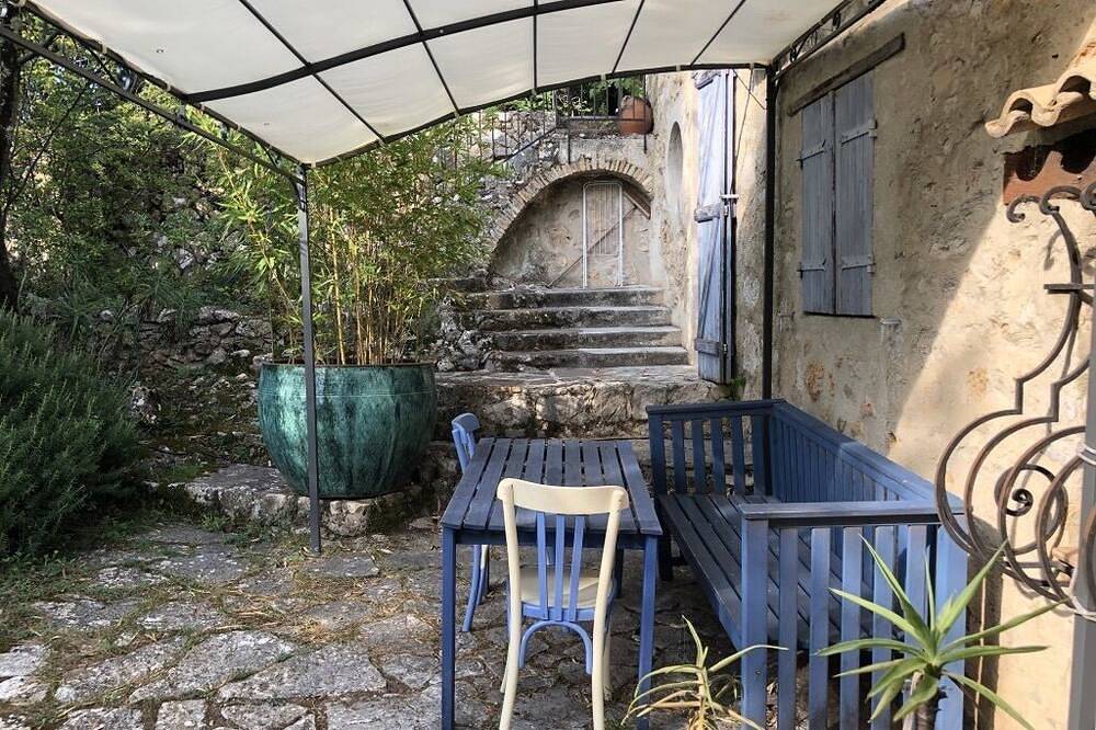 Le Gîte De La Maison Bleue \"La Provençale\" in Carros, Côte méditerranéenne (France)