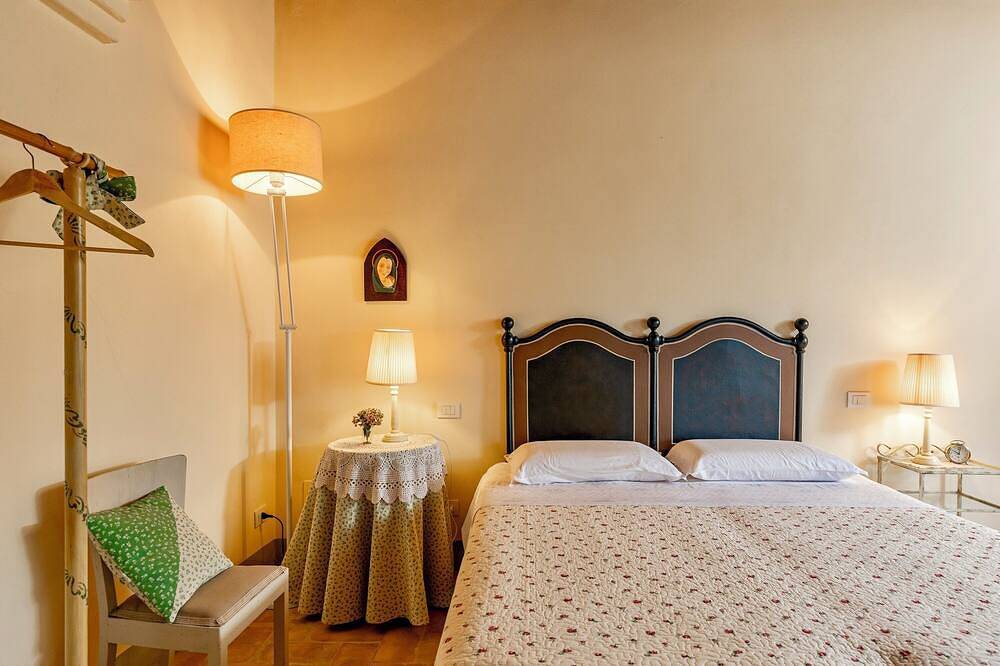 Traditional Tuscan farmhouse with breathtaking views 19 Minutes from Montalcino in San Giovanni d'Asso, Montalcino