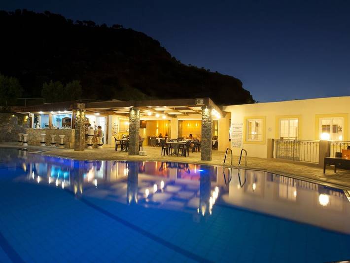 Location de vacances pour 72 personnes, avec jardin ainsi que piscine et balcon à Chersónissos - 4